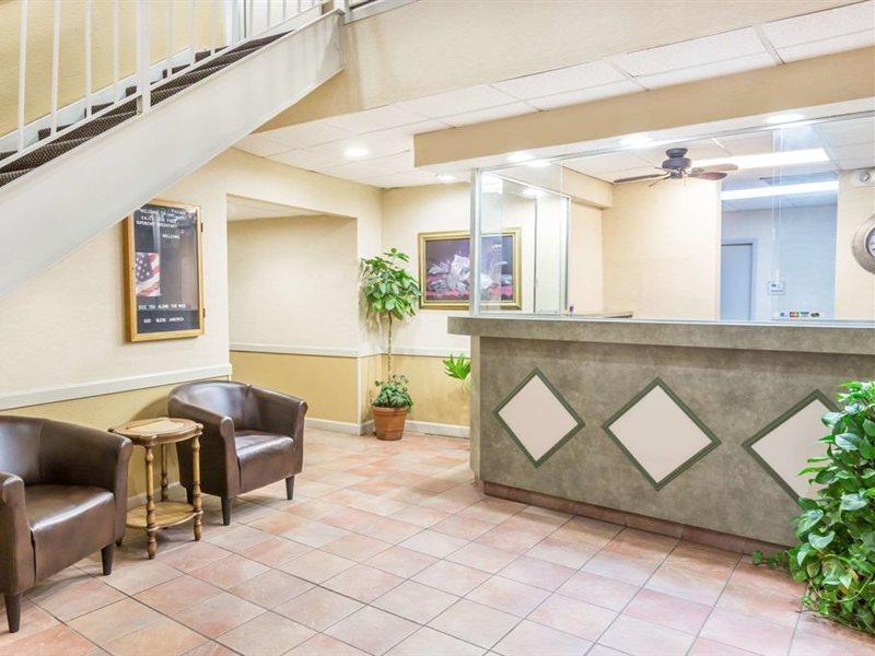 Super 8 By Wyndham Knoxville Downtown Area Extérieur photo