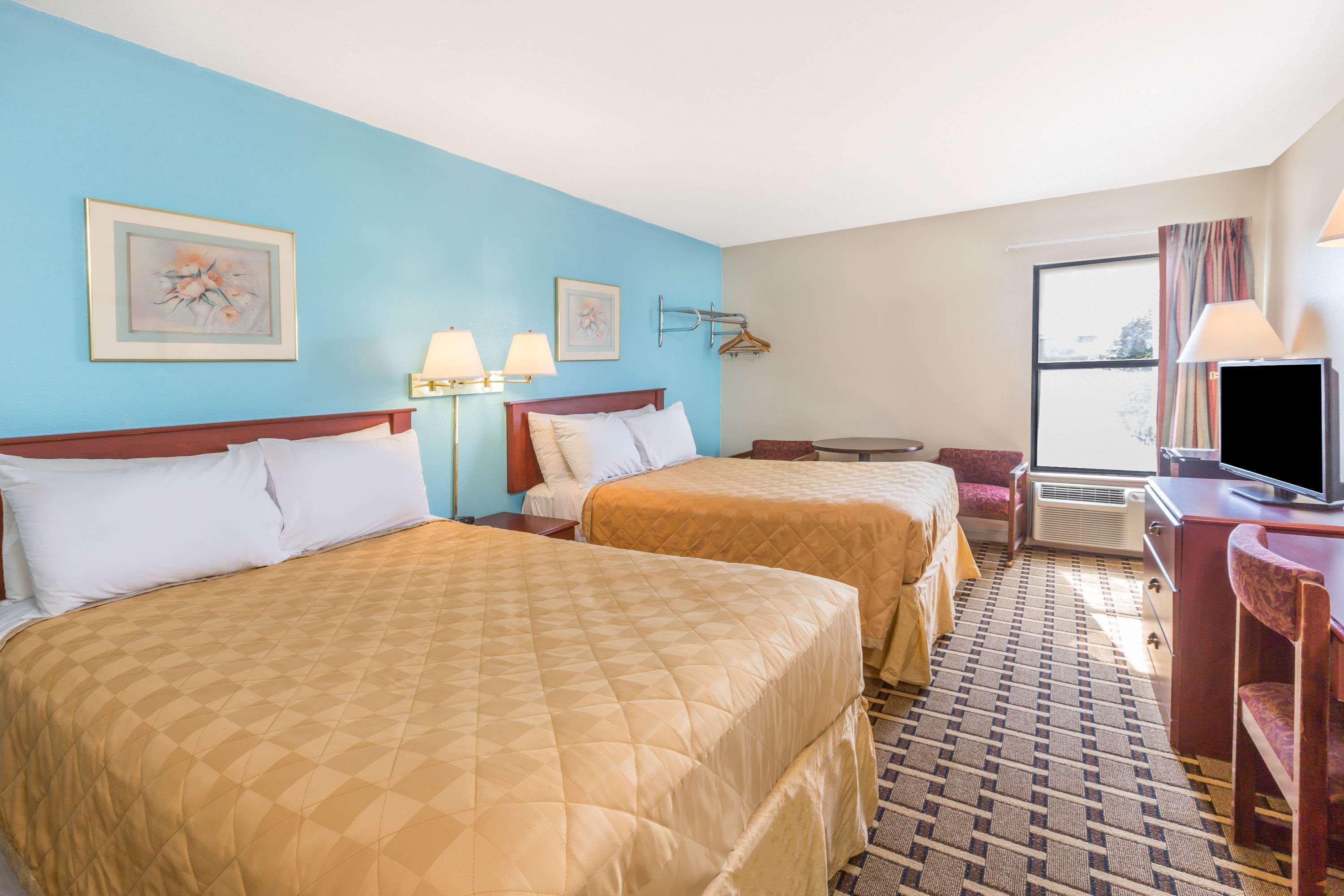 Super 8 By Wyndham Knoxville Downtown Area Extérieur photo