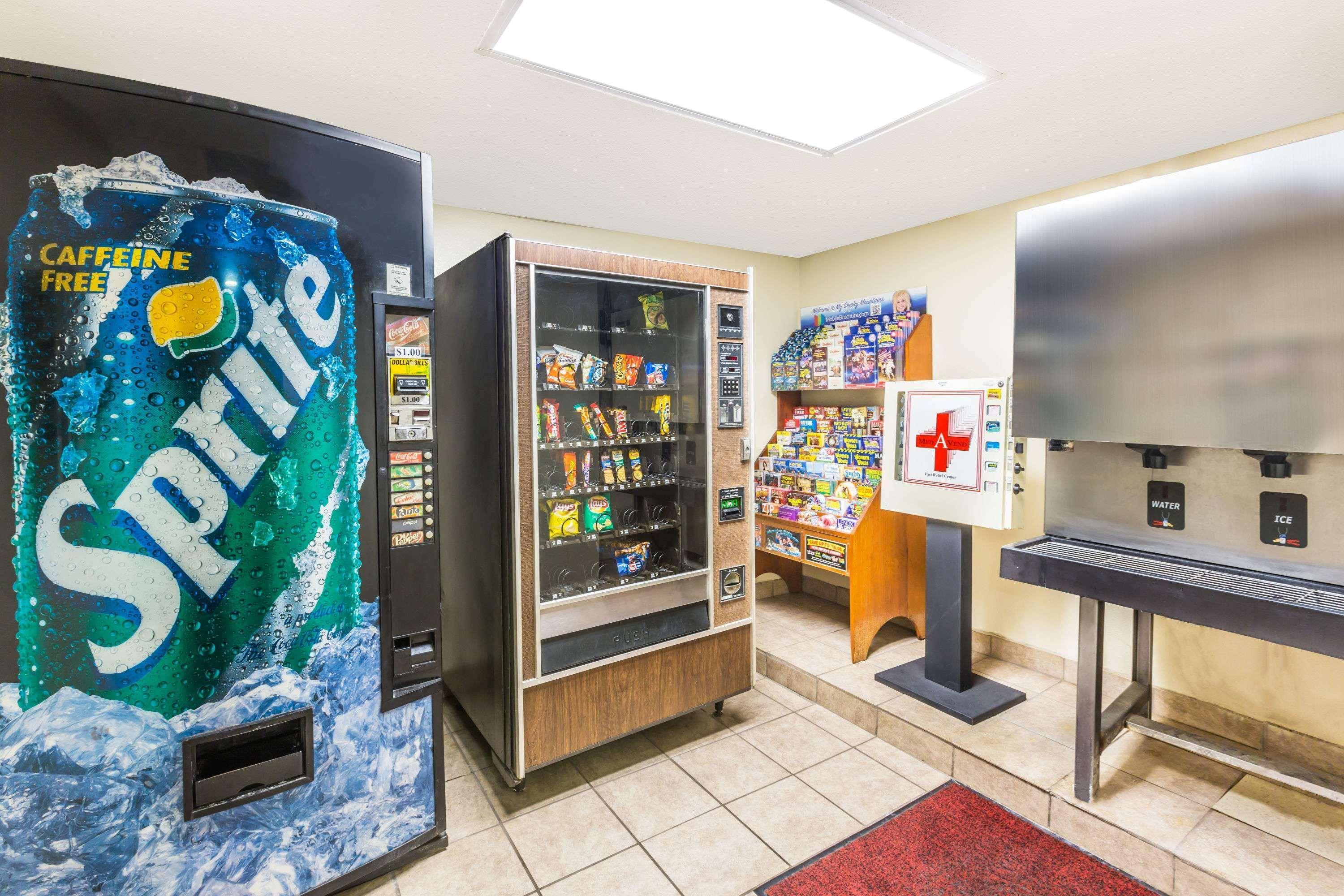 Super 8 By Wyndham Knoxville Downtown Area Extérieur photo